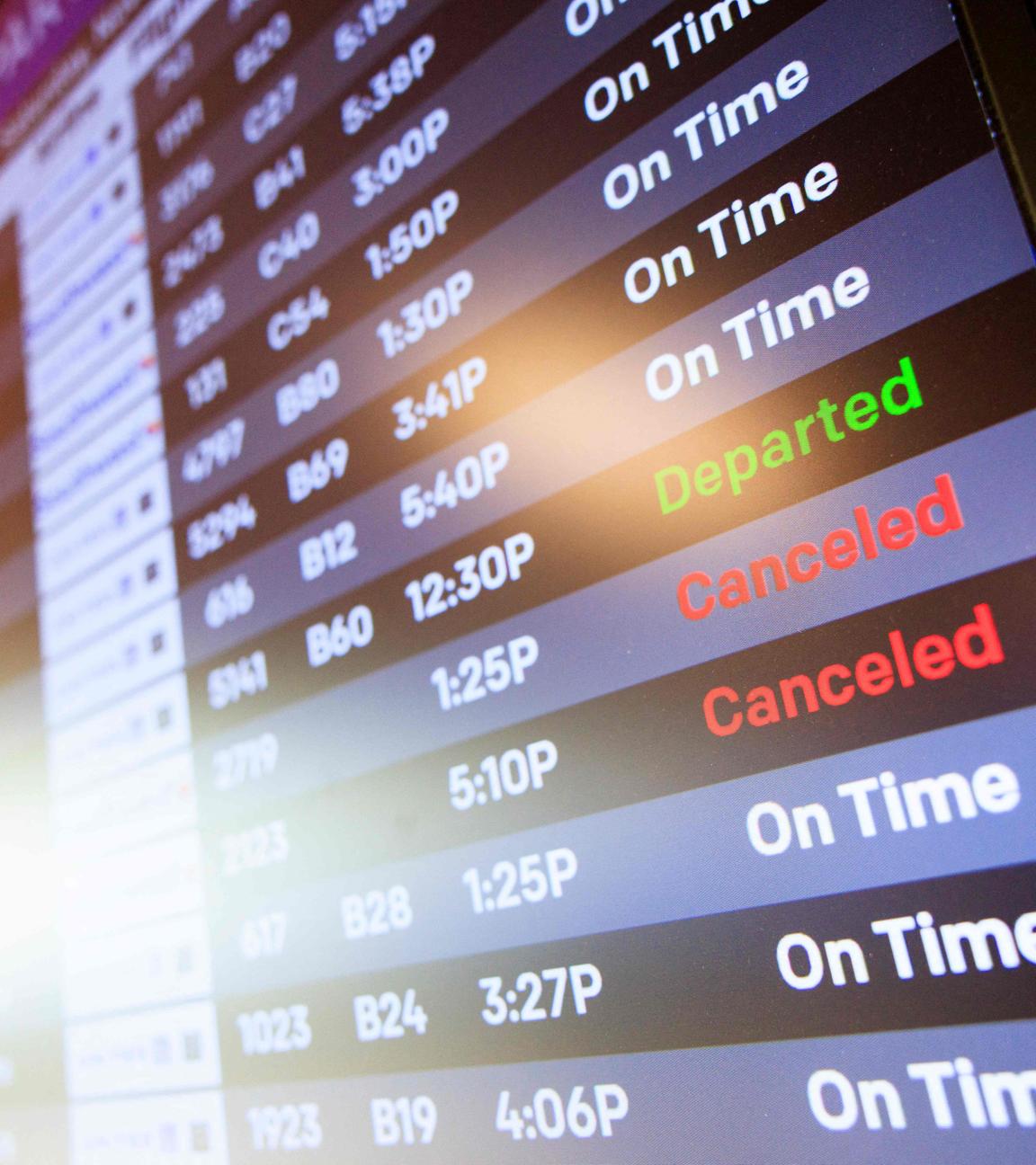 Eine Ansicht von kommenden Flügen in einem Flughafen der USA. Mehrere Flüge fallen aus.