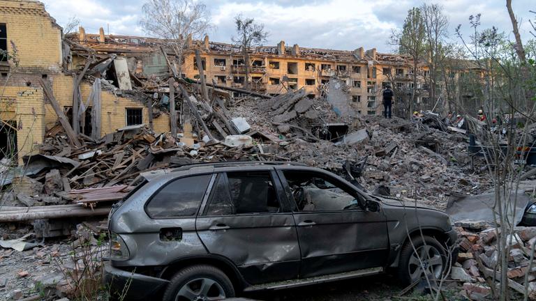 Rettungskräfte arbeiten in den Trümmern nach einem russischen Raketenangriff auf die ukrainische Hauptstadt Kiew. 