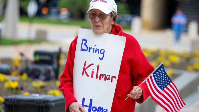 Demonstranten zeigen ihre Unterstützung für Jennifer Vasquez Sura, die Ehefrau von Kilmar Abrego Garcia, der irrtümlich nach El Salvador abgeschoben wurde.