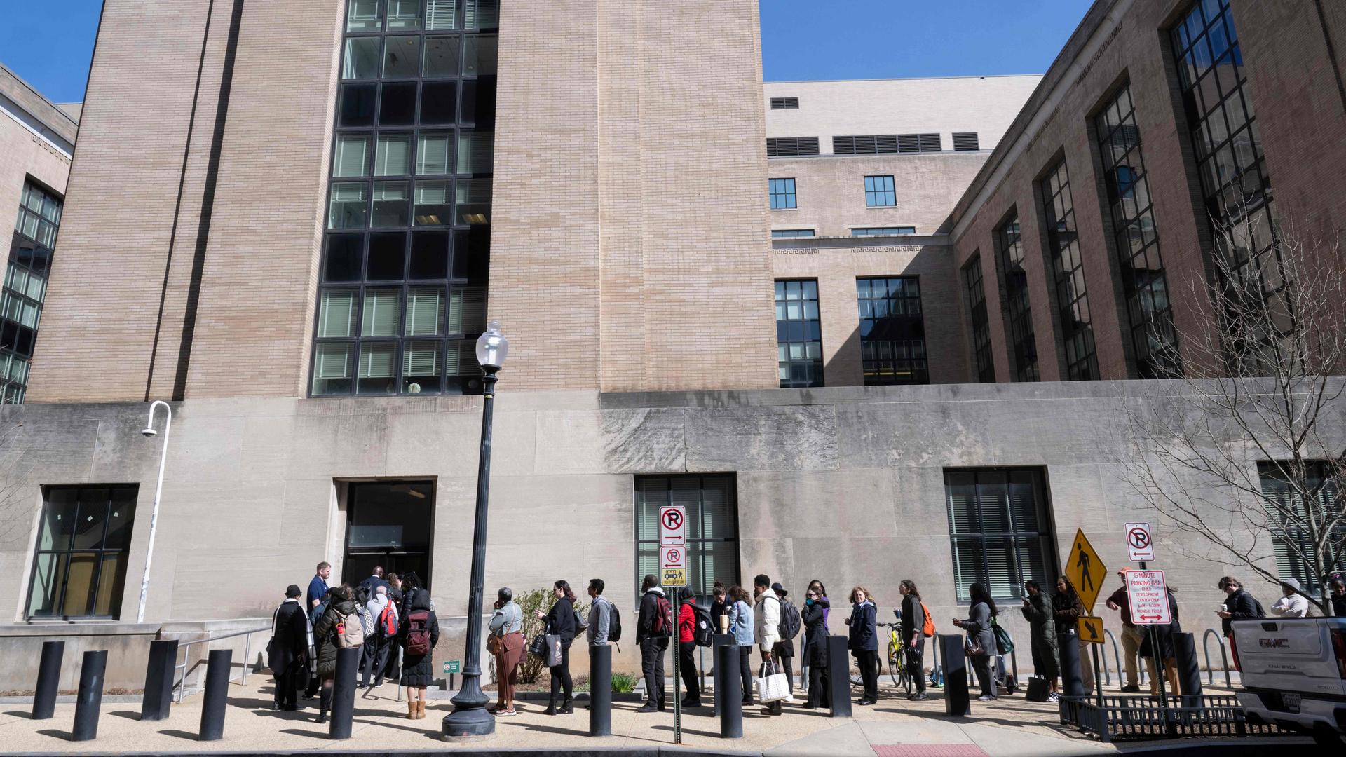 Bundesbedienstete warten vor dem Mary E. Switzer Memorial Building, in dem das US-Gesundheitsministerium untergebracht ist