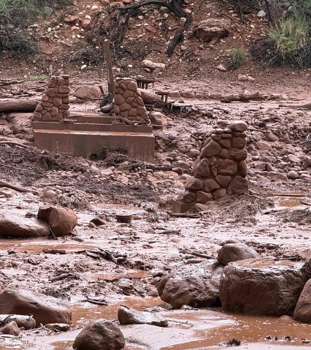 USA, Grand Canyon: Überreste von Pfeilern einer Steinbrücke am Bright Angel Creek