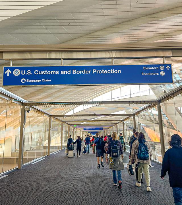Ankommende Passagiere auf dem Weg zur US-Zoll- und Grenzschutzbehörde am Los Angeles International Airport.