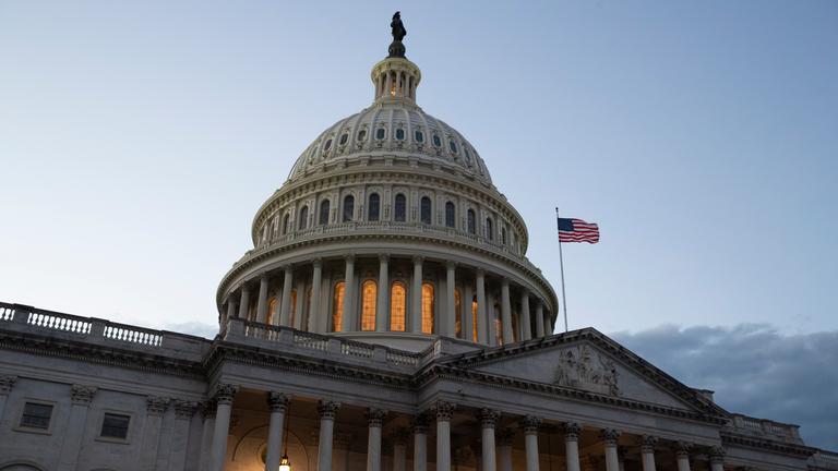 Das US-Kapitol in Washington, D.C., USA, vor Sonnenuntergang.