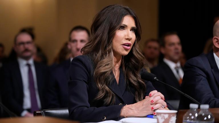 US-Heimatschutzministerin Kristi Noem spricht vor dem Heimatschutzausschuss des Repräsentantenhauses auf dem Capitol Hill.