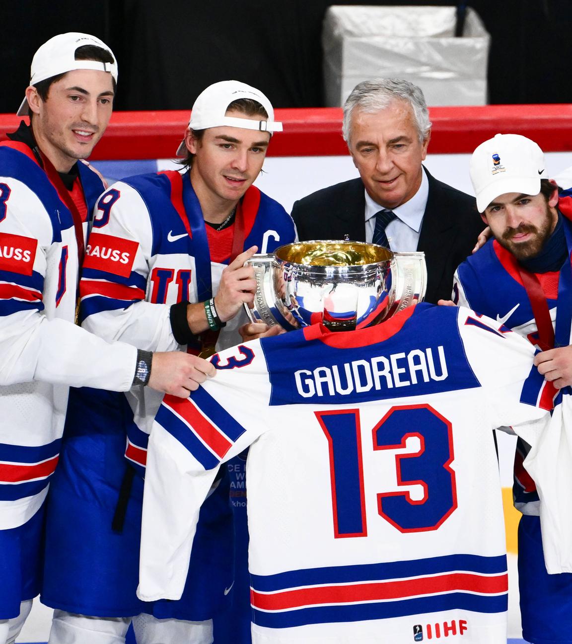 Eishockeyspieler der USA feiern die Goldmedaille nach dem Endspiel Schweiz gegen USA bei der 2025 IIHF Eishockey in Stockholm, Schweden, am 25. Mai 2025. 