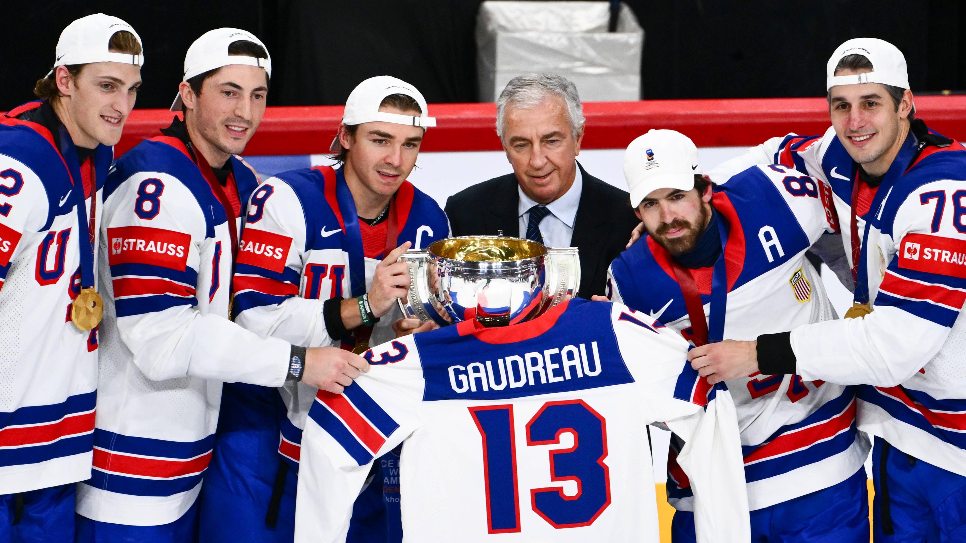 Eishockeyspieler der USA feiern die Goldmedaille nach dem Endspiel Schweiz gegen USA bei der 2025 IIHF Eishockey in Stockholm, Schweden, am 25. Mai 2025. 