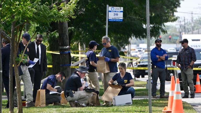 Ermittler des FBI begutachten den Schauplatz, an dem ein Beamter der Einwanderungs- und Zollbehörde einen Verdächtigen erschossen hat, nachdem dieser mit seinem Auto auf die Beamten zugefahren war. 