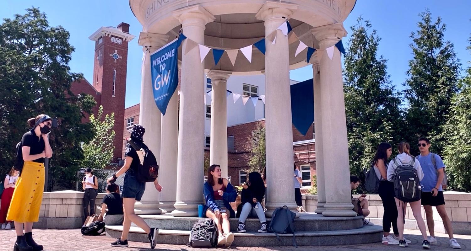 Studierende, die in Washington an der Universität zusammensitzen. 