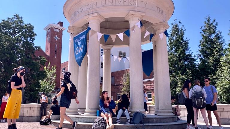 Studierende, die in Washington an der Universität zusammensitzen. 
