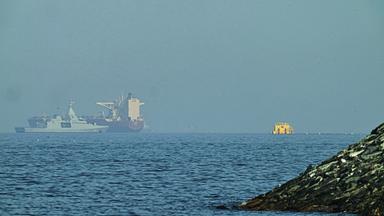 Vereinigte Arabische Emirate: Ein Tanker, der im Golf von Oman nahe der Straße von Hormus ankert. 