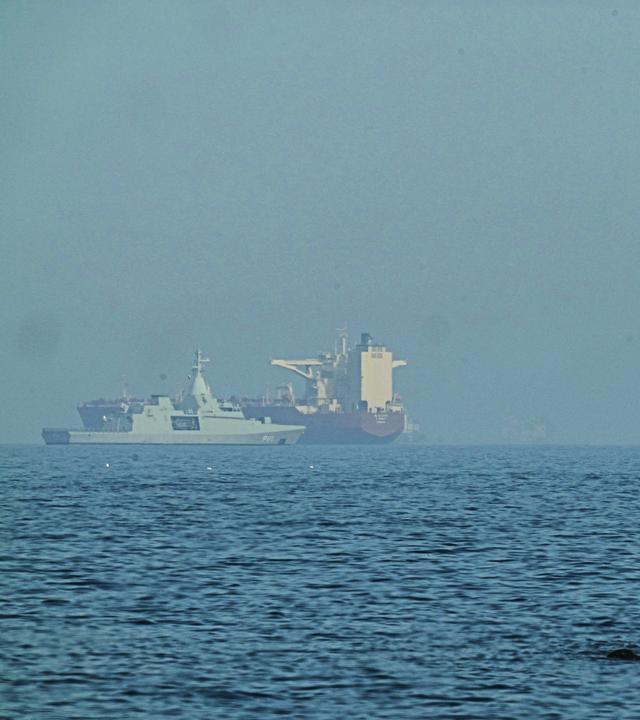 Vereinigte Arabische Emirate: Ein Tanker, der im Golf von Oman nahe der Straße von Hormus ankert. 
