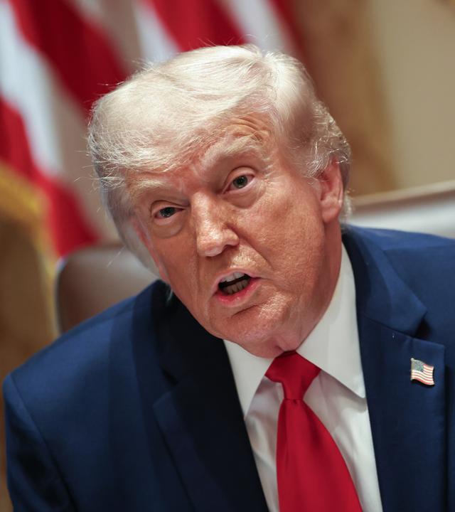 US-Präsident Donald J. Trump spricht während einer Kabinettssitzung im Kabinettszimmer des Weißen Hauses in Washington, D.C., USA, am 27. Mai 2026.