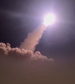 Start einer Rakete bei Dunkelheit.