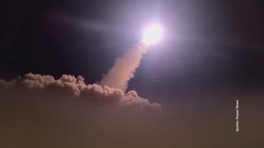 Start einer Rakete bei Dunkelheit.
