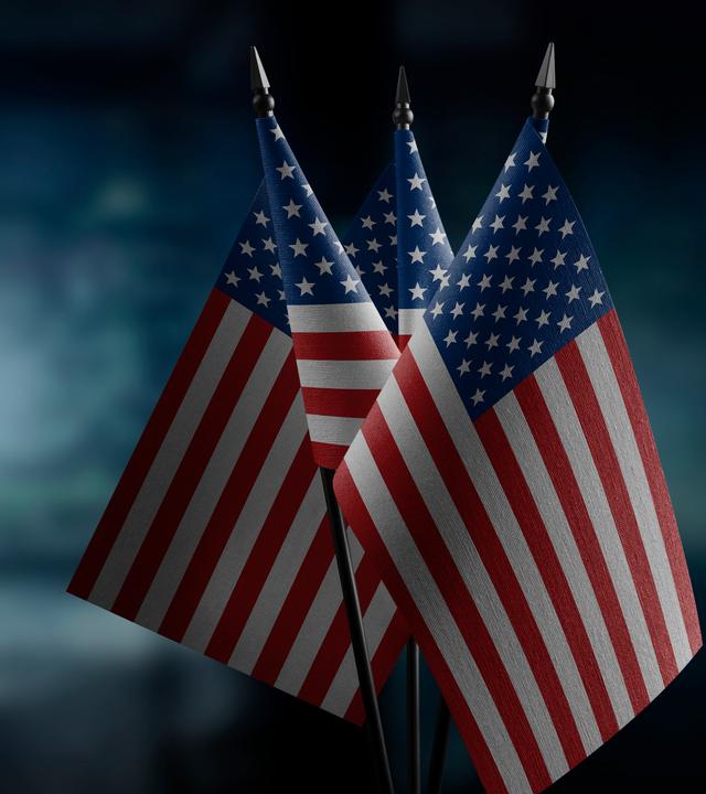 Kleine USA-Flaggen vor dunklem Hintergrund