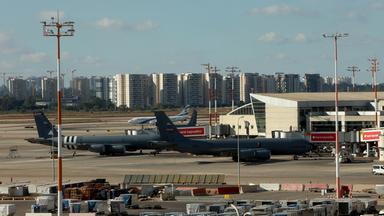 Transportflugzeuge vom Typ Boeing KC-135 Stratotanker der US-Luftwaffe zur Luftbetankung stehen auf dem Rollfeld des Ben-Gurion-Flughafens. 