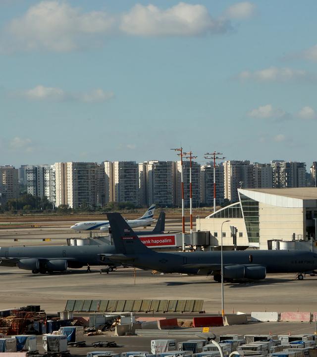 Transportflugzeuge vom Typ Boeing KC-135 Stratotanker der US-Luftwaffe zur Luftbetankung stehen auf dem Rollfeld des Ben-Gurion-Flughafens. 
