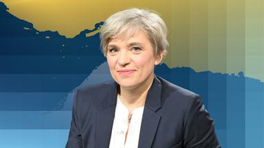 Nahost-Expertin Bente Scheller als Cut-Out vor einem ZDF-Hintergrund. Sie trägt ein blaues Sakko mit weißem Hemd darunter.