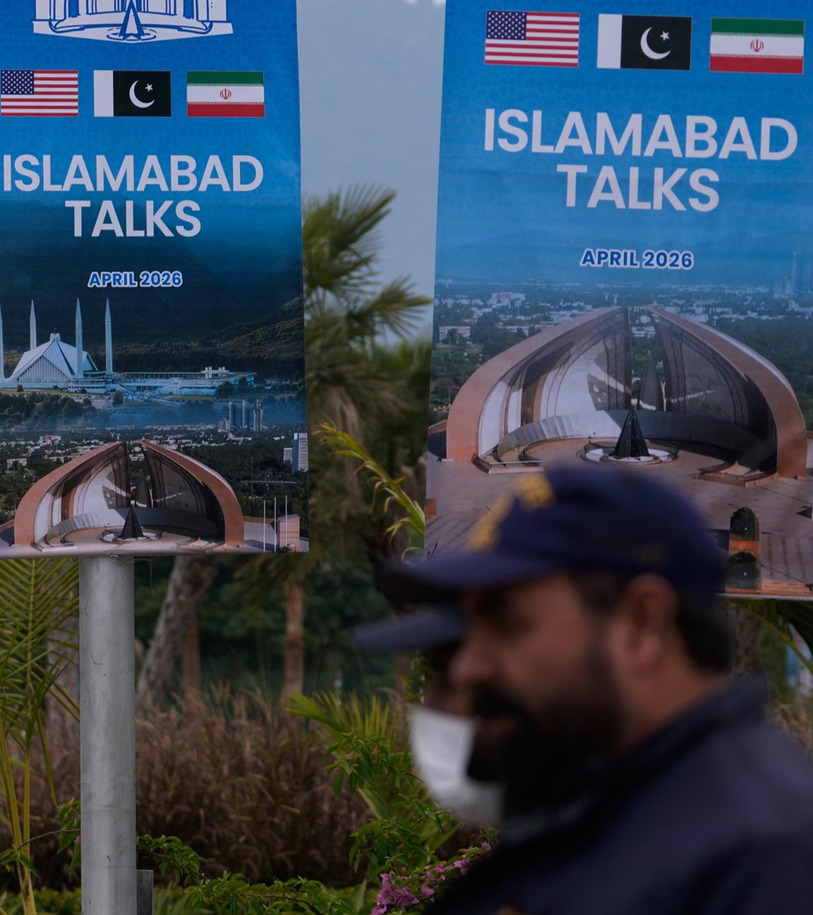 Sicherheitspersonal steht neben Schildern zu den Verhandlungen zwischen den USA und dem Iran vor einem Medienzentrum. (Archiv)