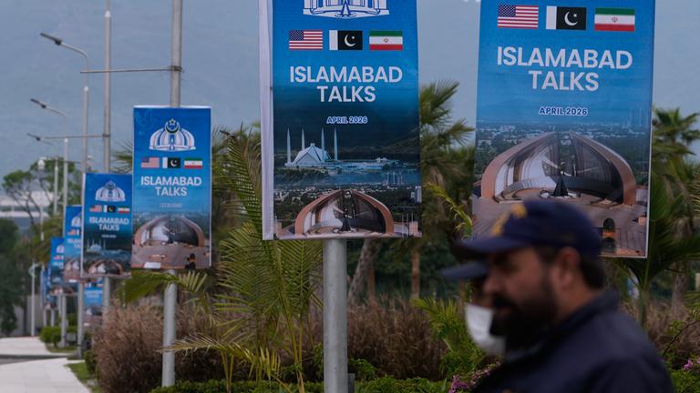 Sicherheitspersonal steht neben Schildern zu den Verhandlungen zwischen den USA und dem Iran vor einem Medienzentrum. (Archiv)