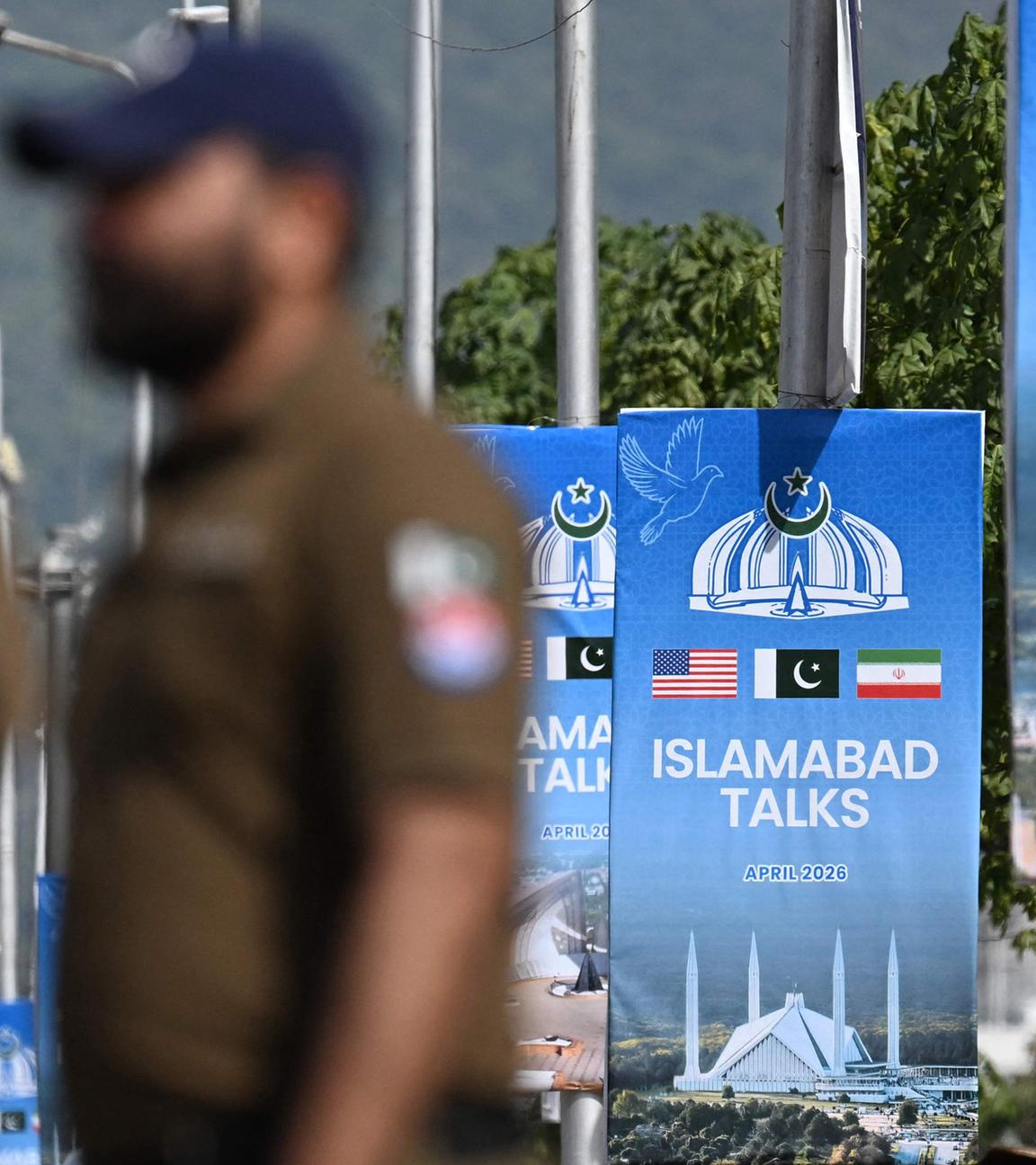 Sicherheitskräfte an einem Kontrollpunk in der Roten Zone von Islamabad vor Gesprächen USA–Iran, aufgenommen am 21.04.2026