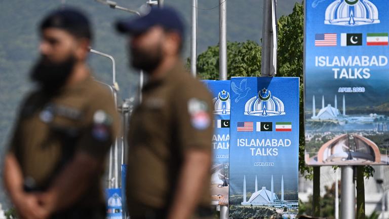 Sicherheitskräfte an einem Kontrollpunk in der Roten Zone von Islamabad vor Gesprächen USA–Iran, aufgenommen am 21.04.2026