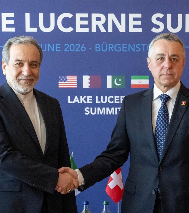 Der iranische Außenminister Seyyed Abbas Araghchi (l) und der Schweizer Bundesrat Ignazio Cassis begrüßen sich zu Beginn eines bilateralen Gesprächs im Ferienresort Bürgenstock.