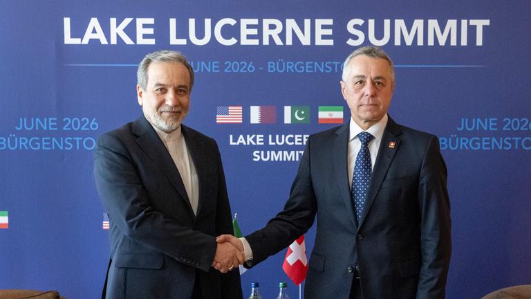Der iranische Außenminister Seyyed Abbas Araghchi (l) und der Schweizer Bundesrat Ignazio Cassis begrüßen sich zu Beginn eines bilateralen Gesprächs im Ferienresort Bürgenstock.