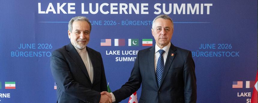 Der iranische Außenminister Seyyed Abbas Araghchi (l) und der Schweizer Bundesrat Ignazio Cassis begrüßen sich zu Beginn eines bilateralen Gesprächs im Ferienresort Bürgenstock.