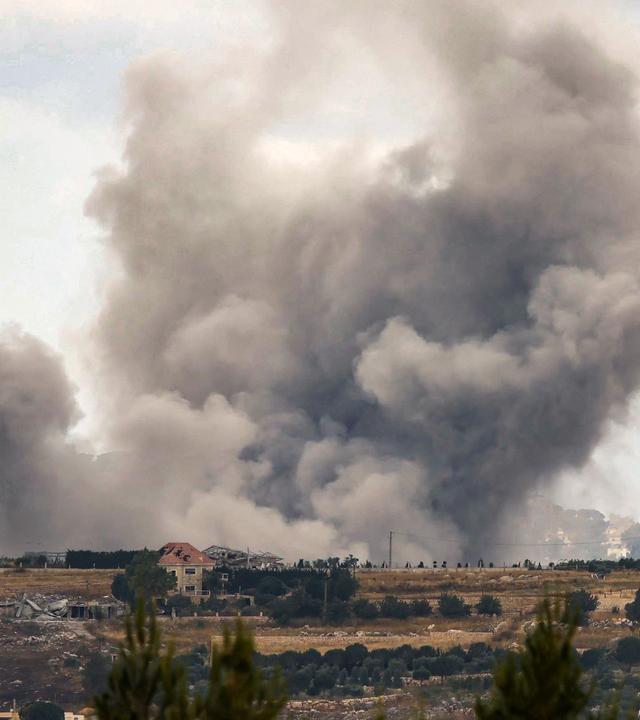 Libanon: Raucht steigt über Kfar Tibnit im Libanon nach Israelischen Angriffen auf. 