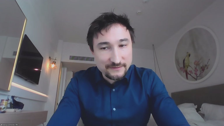 Nahost-Experte Marcus Schneider in einem Zimmer 