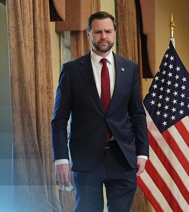 US-Vizepräsident JD Vance vor zwei US-Flaggen in Pakistan