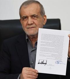 Ein Standbild aus einer Videoaufnahme des iranischen Staatsfernsehens (IRIB) zeigt den iranischen Präsidenten Masoud Pezeshkian (oben), der die Absichtserklärung präsentiert – aufgenommen in Teheran, Iran, am frühen Morgen des 18. Juni 2026.