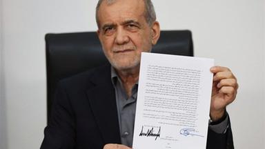 Ein Standbild aus einer Videoaufnahme des iranischen Staatsfernsehens (IRIB) zeigt den iranischen Präsidenten Masoud Pezeshkian (oben), der die Absichtserklärung präsentiert – aufgenommen in Teheran, Iran, am frühen Morgen des 18. Juni 2026.