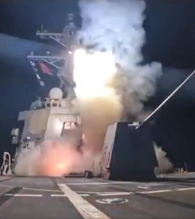 Rakete fliegt von Flugzeugträger