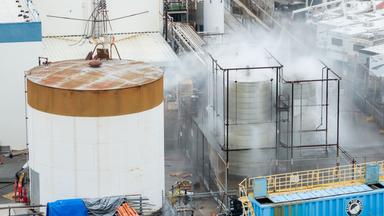 USA: Kalifornien: Auf einen beschädigten Tank bei GKN Aerospace in Garden Grove, wird Wasser gesprüht.