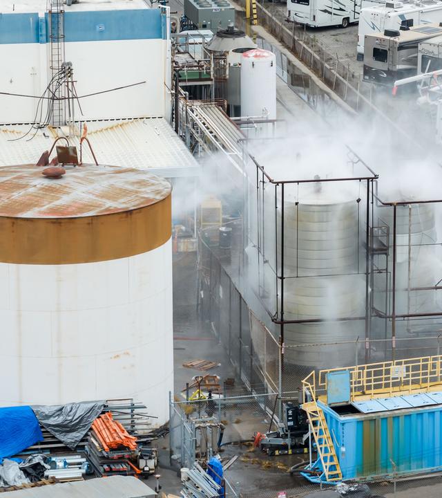 USA: Kalifornien: Auf einen beschädigten Tank bei GKN Aerospace in Garden Grove, wird Wasser gesprüht.