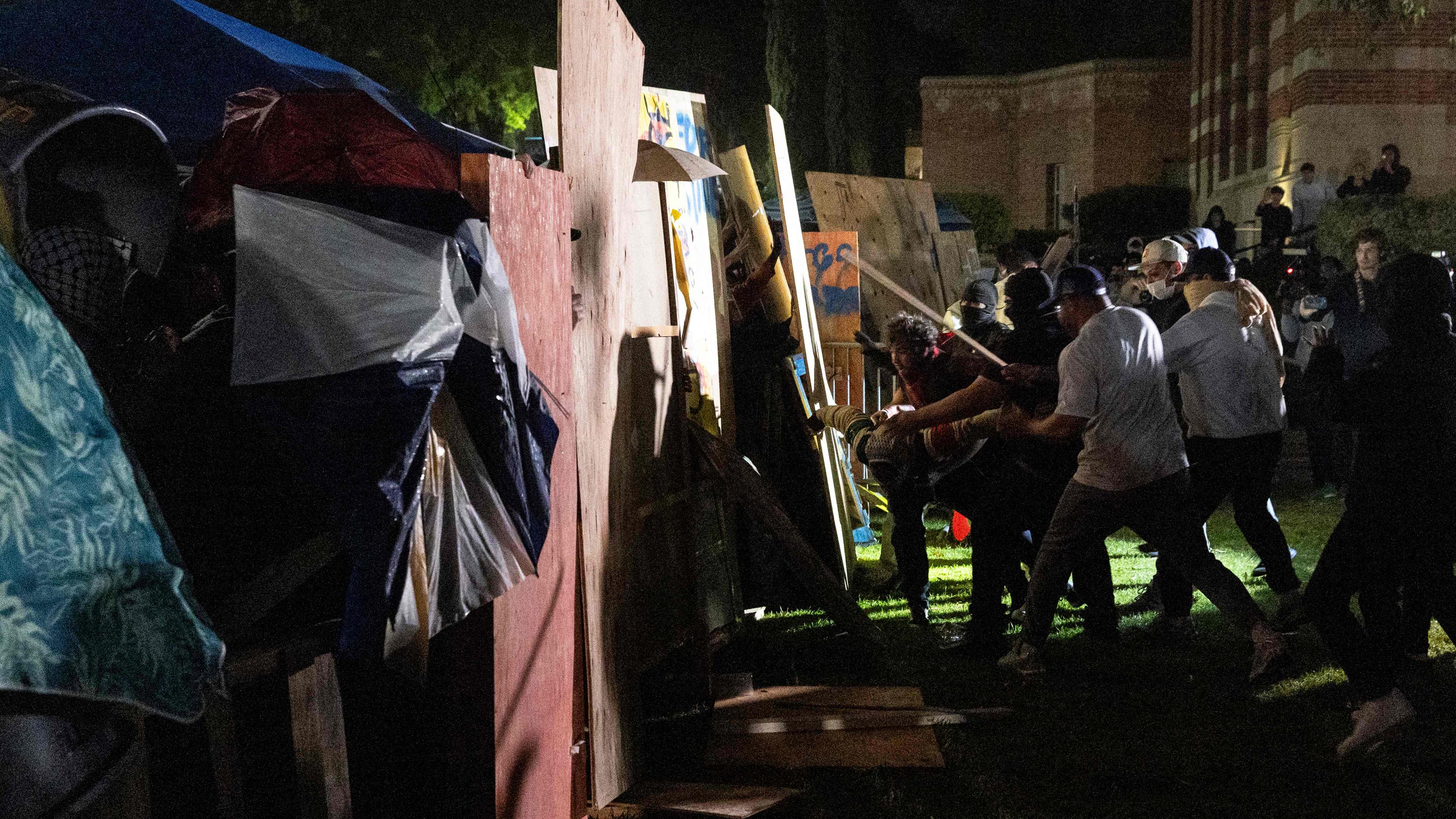 USA, Kalifornien, Los Angeles: Gewaltsame Zusammenstöße zwischen den Demonstranten an der University of California