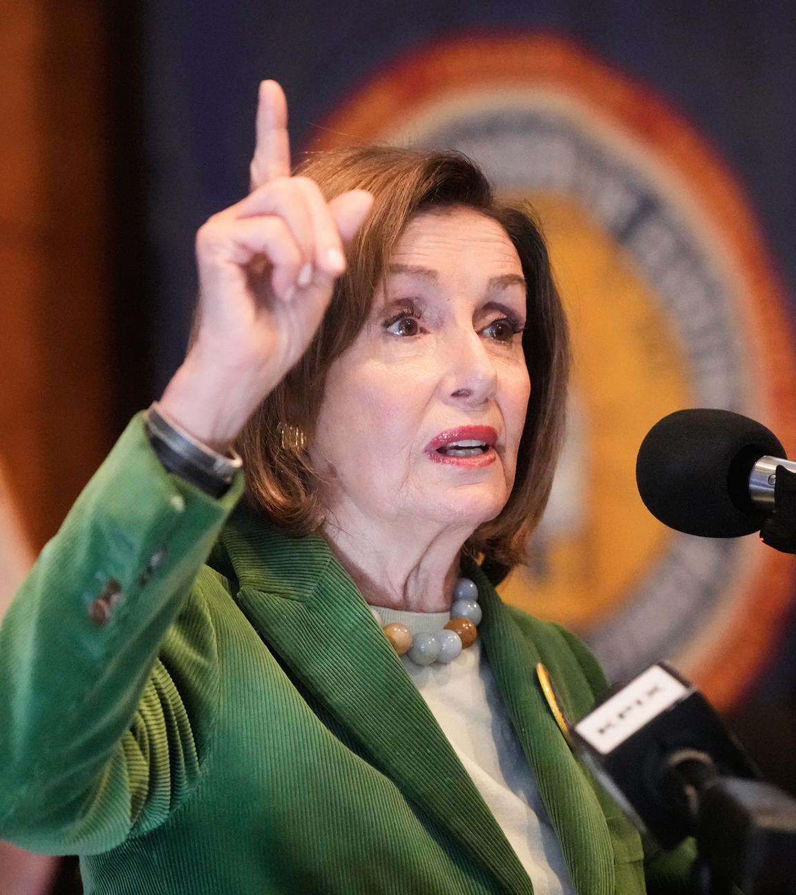 Die kalifornische Abgeordnete Nancy Pelosi (Demokratin) spricht während einer Wahlkampfveranstaltung zu Proposition 50 in San Francisco.