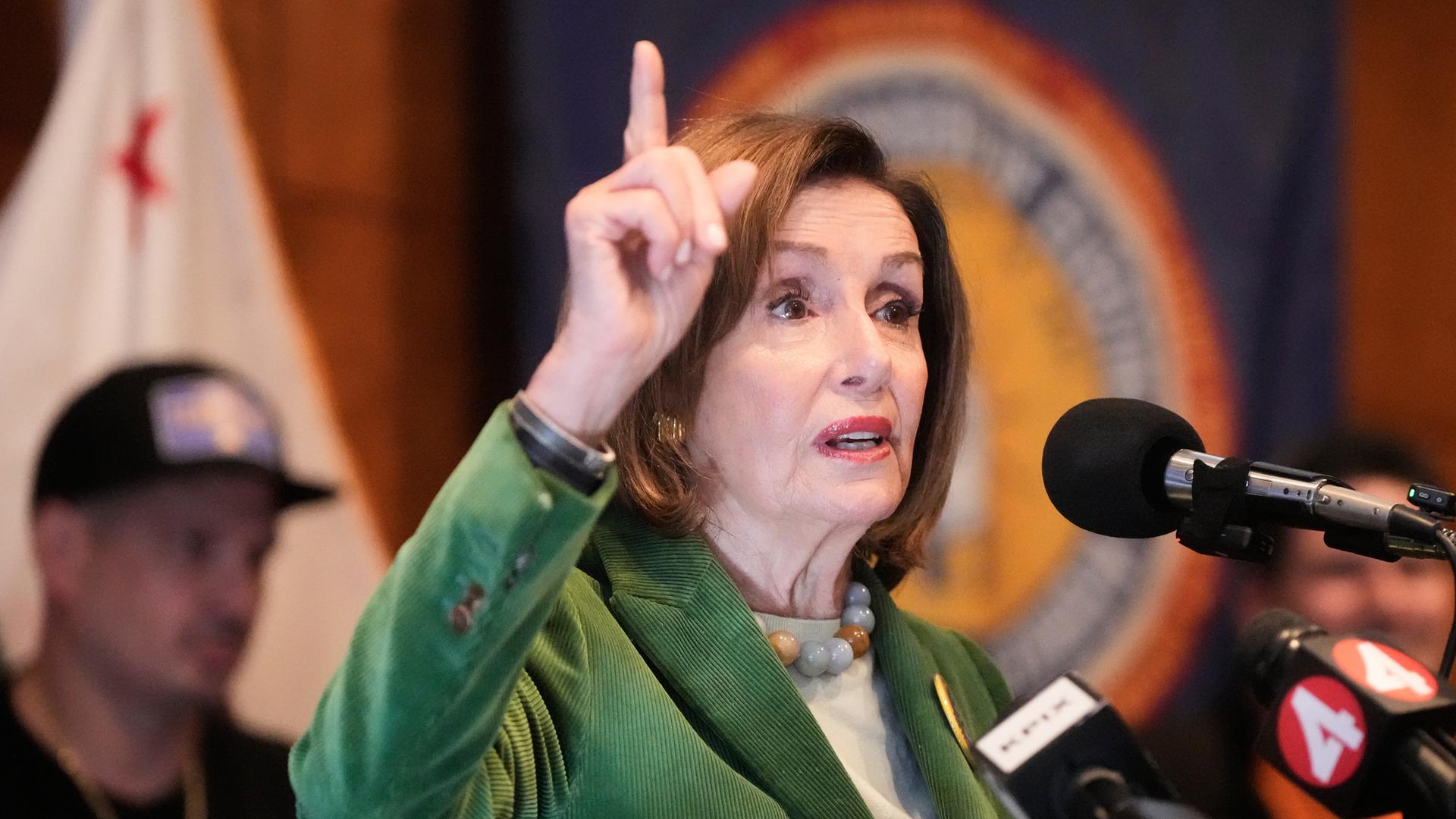Die kalifornische Abgeordnete Nancy Pelosi (Demokratin) spricht während einer Wahlkampfveranstaltung zu Proposition 50 in San Francisco.