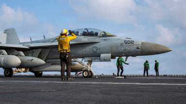 Matrosen der U.S. Navy bereiten ein elektronisches Kampfflugzeug des Typs EA-18G Growler der Wizards of Electronic Attack Squadron 133 für den Start vom Flugdeck des Flugzeugträgers USS Abraham Lincoln.
