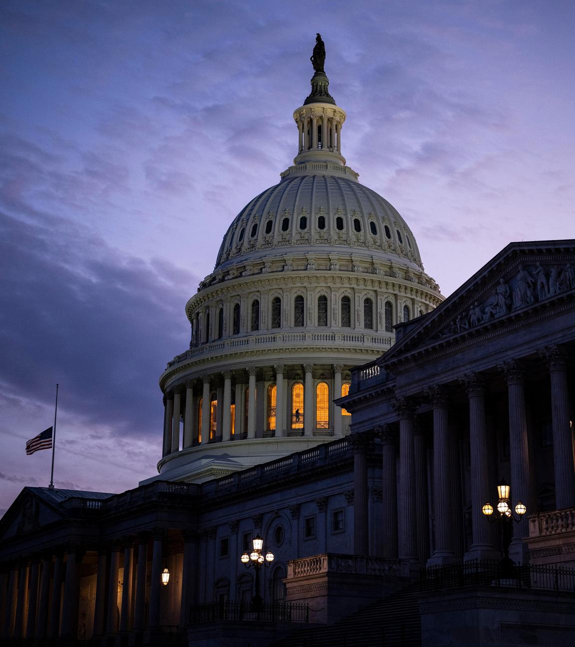 Das Kapitol in Washington D.C. ist in der Abenddämmerung zu sehen.