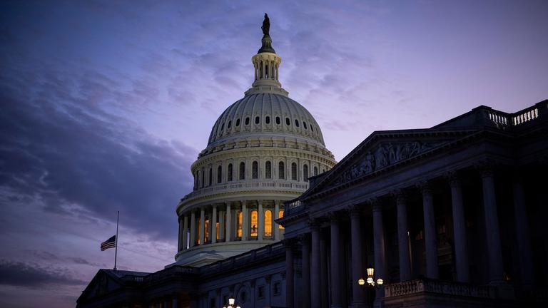 Das Kapitol in Washington D.C. ist in der Abenddämmerung zu sehen.