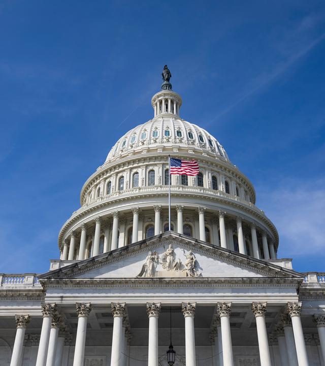 Das US-Kapitol ist in Washington vor blauem Himmel zu sehen.