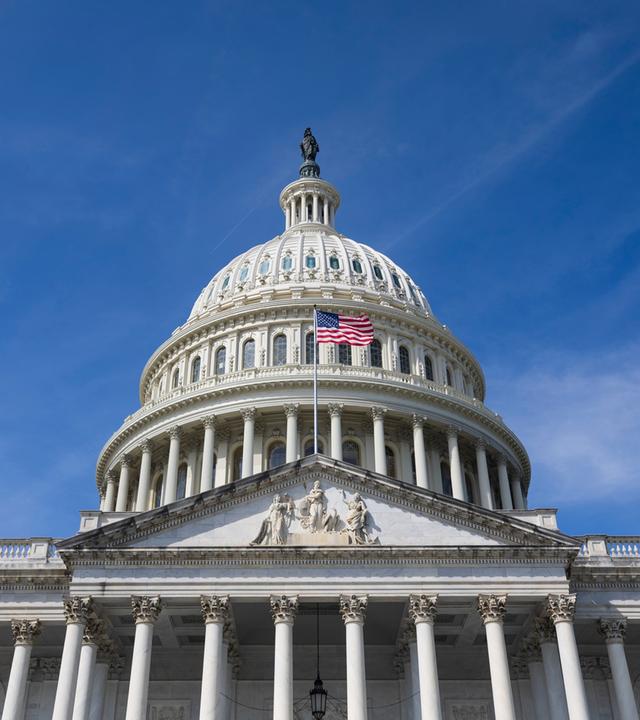Das US-Kapitol ist in Washington vor blauem Himmel zu sehen