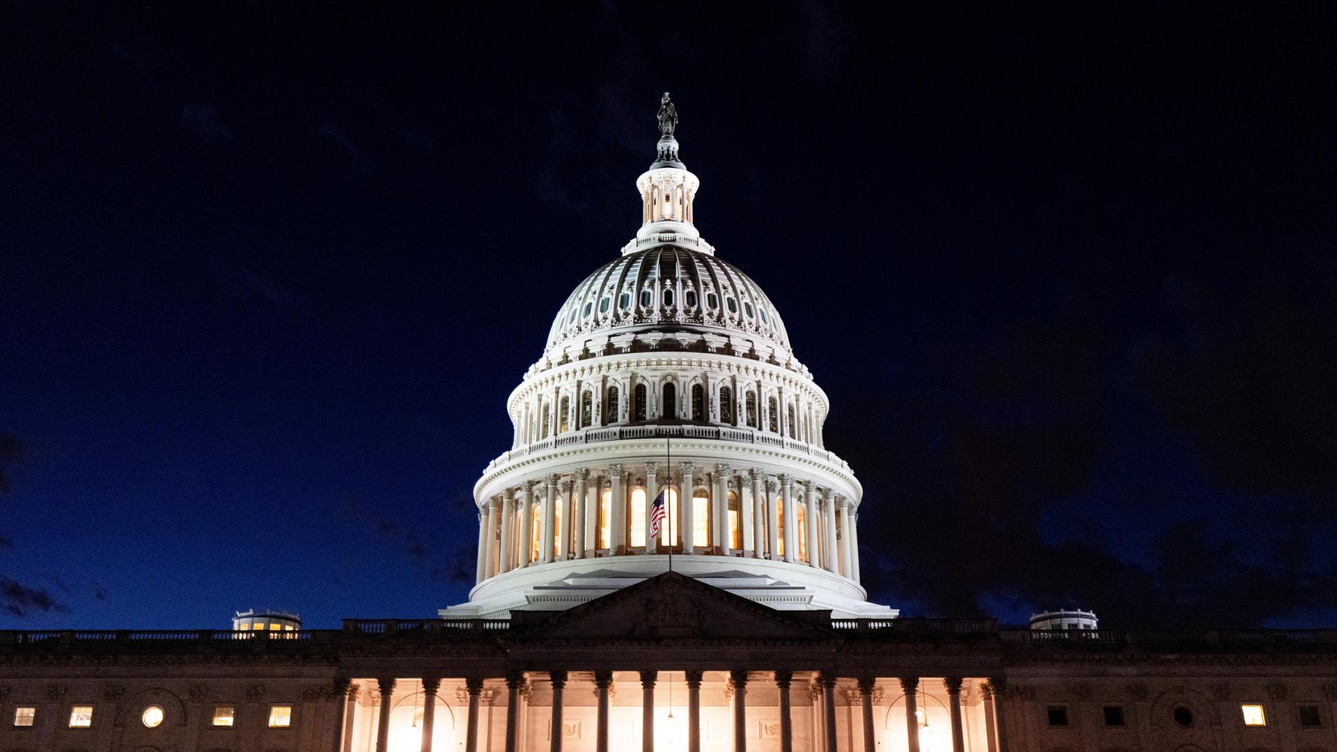 Das Gebäude des Kapitols in der Nacht