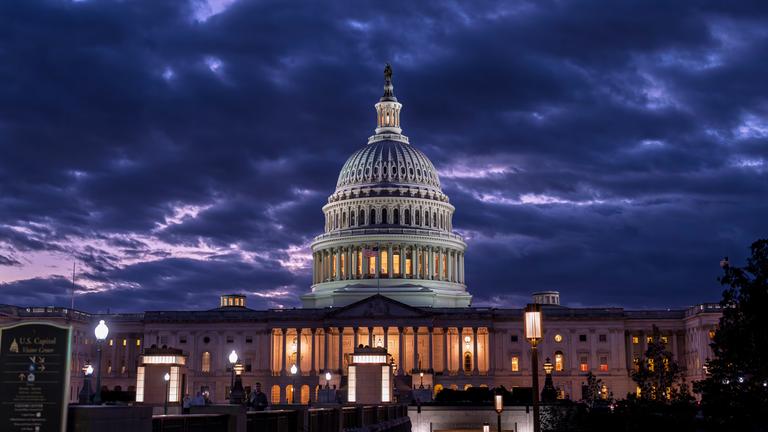 Das Kapitol ist bei Einbruch der Dunkelheit am 22. Tag der Haushaltssperre in den USA zu sehen