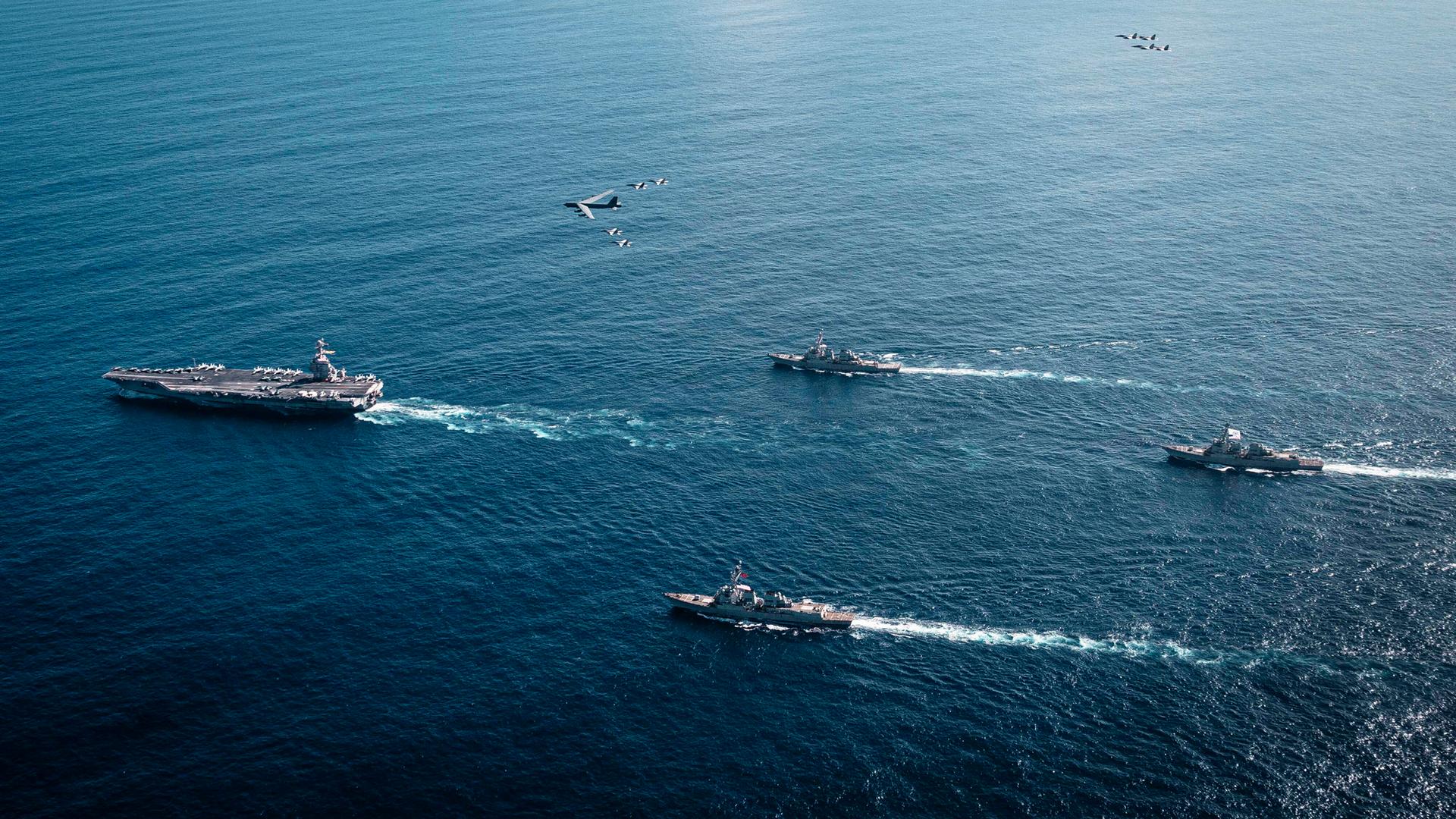 Die Gerald R. Ford Carrier Strike Group der US-Marine mit dem Flugzeugträger USS Gerald R. Ford (links)