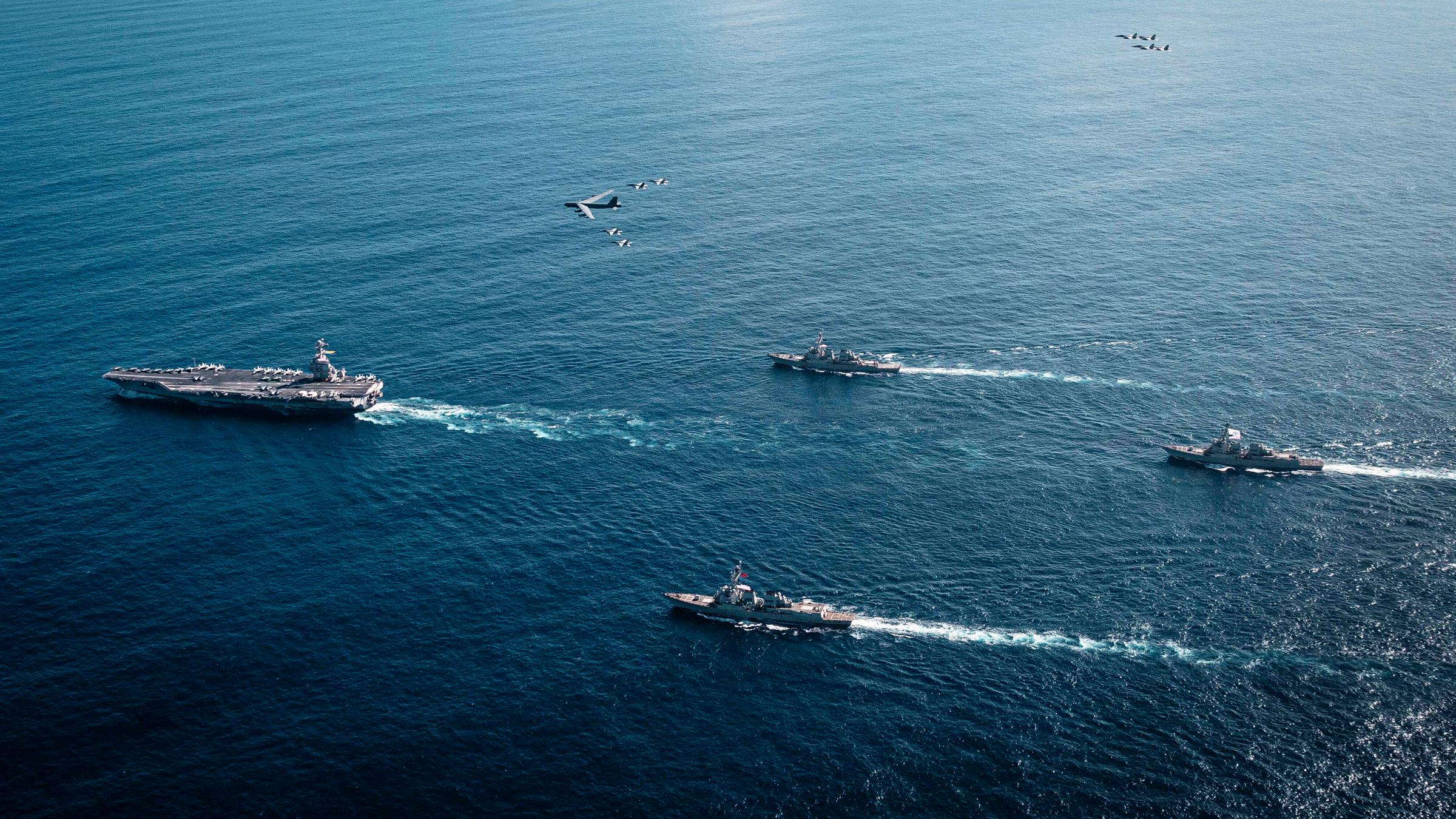 Die Gerald R. Ford Carrier Strike Group der US-Marine mit dem Flugzeugträger USS Gerald R. Ford (links)