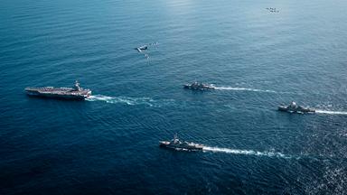 Die Gerald R. Ford Carrier Strike Group der US-Marine mit dem Flugzeugträger USS Gerald R. Ford (links)